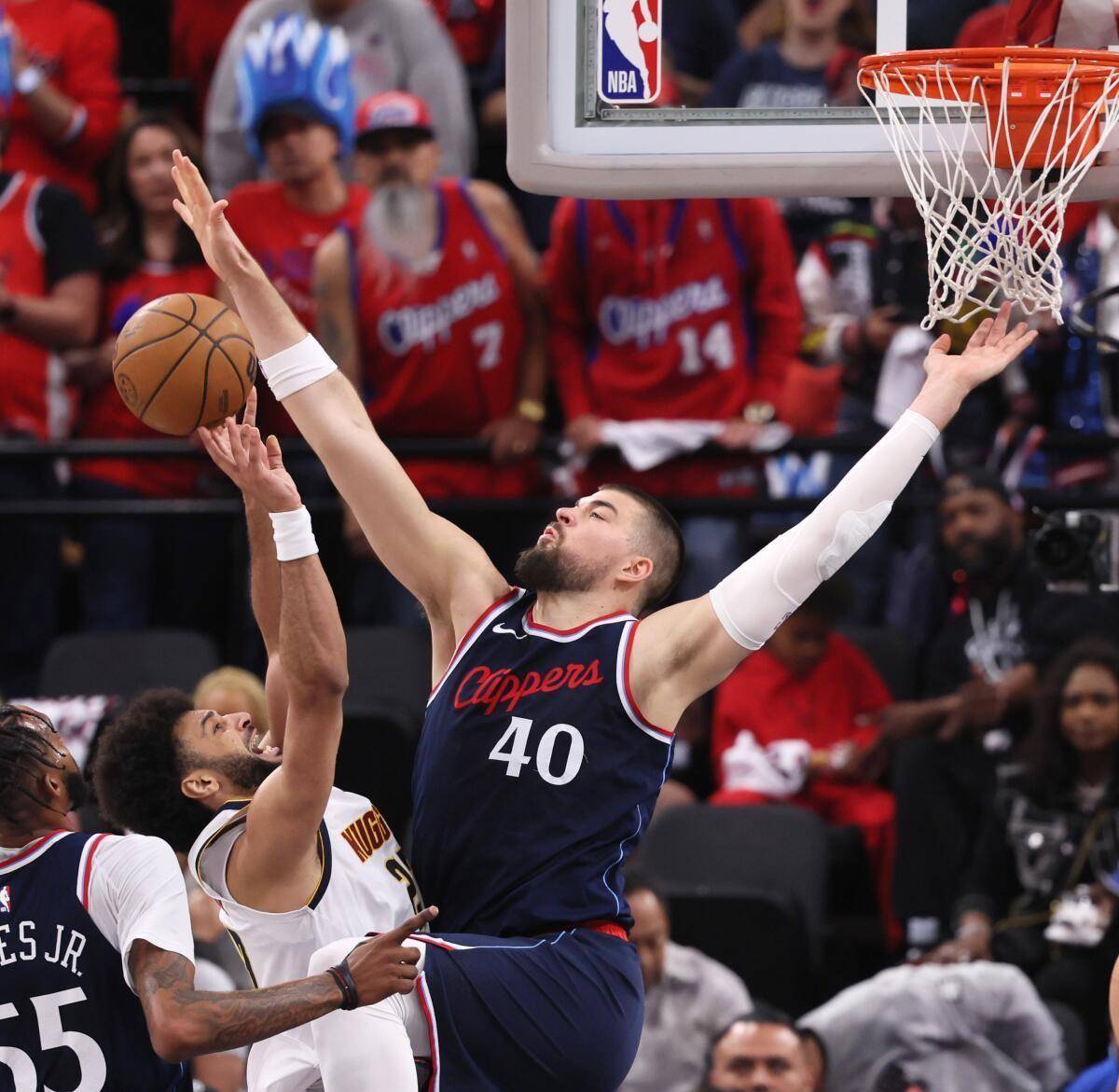 包含今晨体能课后，丹佛掘金绝杀压哨备战NBA季后赛，目标明确，赛程密集仍需轮换的词条