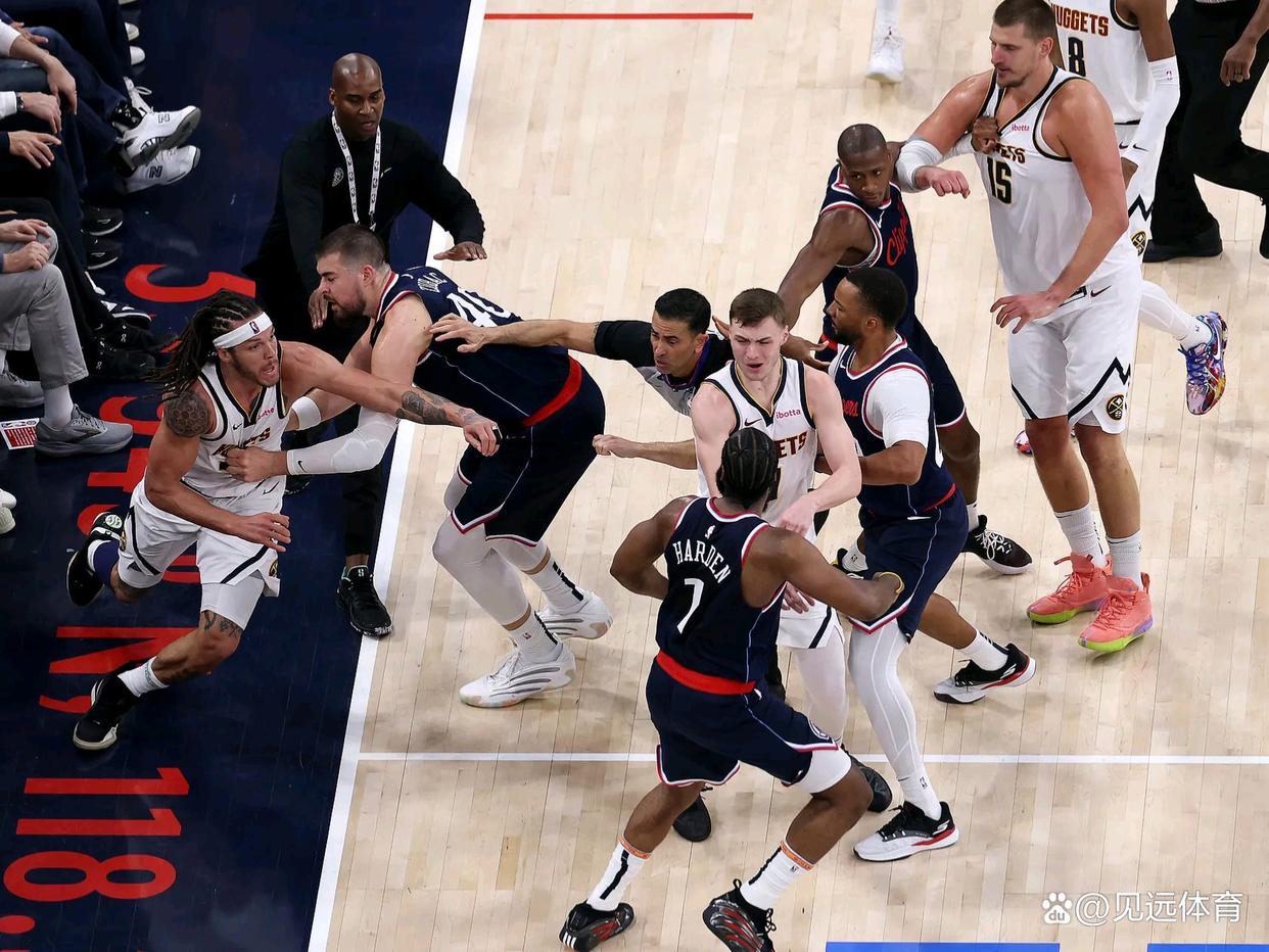 包含今晨体能课后，丹佛掘金绝杀压哨备战NBA季后赛，目标明确，赛程密集仍需轮换的词条