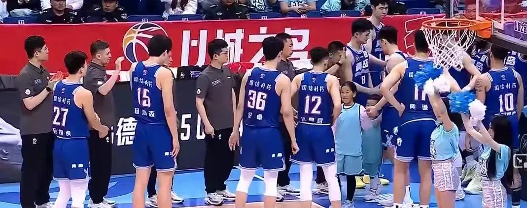 九游网站入口官网-关于加时末段CBA季后赛焦点战，广东宏远完成体检，媒体盛赞，更衣室氛围转暖的信息